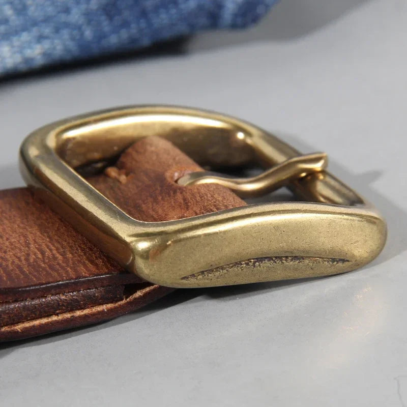 Correa de Cuero Genuino con Hebilla Cobre — El Detalle que Define el Outfit
